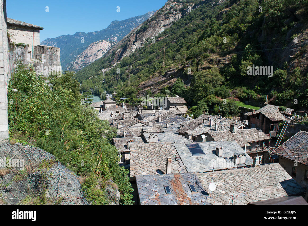 La vallée d'aoste, Italie : vue sur les toits du village médiéval de Bard, la plus petite ville dans la vallée d'Aoste Banque D'Images