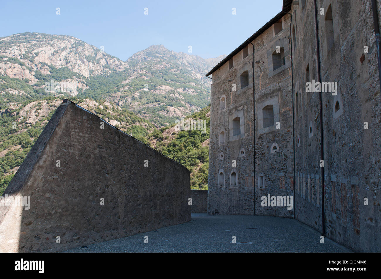 Vallée d'aoste, Italie : vue du Fort de Bard, un complexe fortifié construit au xixe siècle par la Maison de Savoie, utilisé comme emplacement dans Uncanny X-Men Avengers Banque D'Images