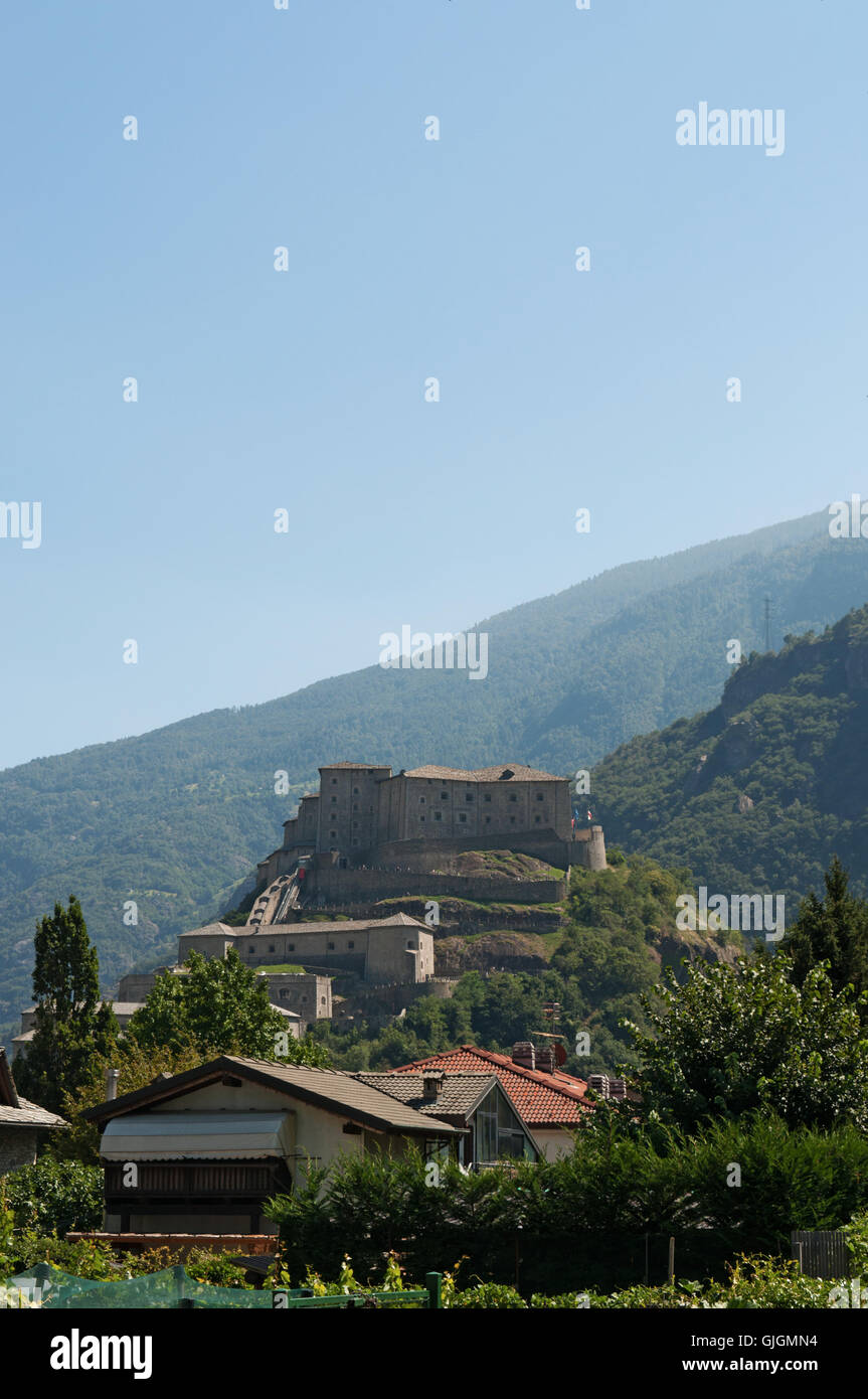 Vallée d'aoste, Italie : vue du Fort de Bard, un complexe fortifié construit au xixe siècle par la Maison de Savoie, utilisé comme emplacement dans Uncanny X-Men Avengers Banque D'Images