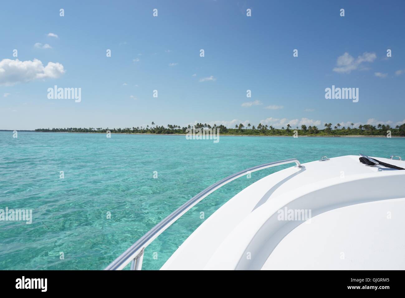 Bateau dans les Caraïbes - vue partielle d'un bateau blanc dans les Caraïbes. Avec de l'eau turquoise et bleu ciel. Format horizontal. Banque D'Images