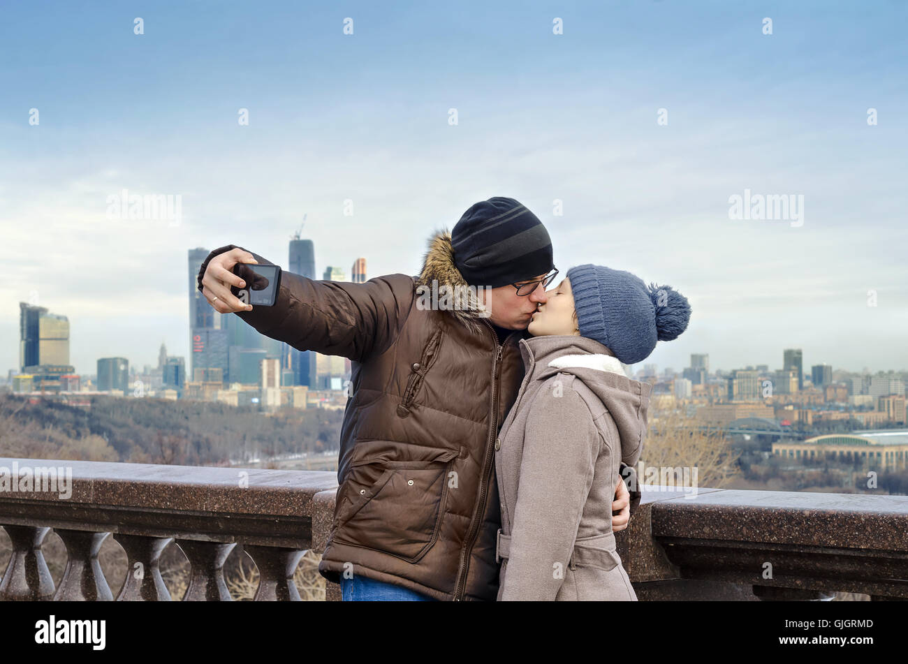 Moscou, Russia-February 07, 2016 : les amoureux sont photographiés sur le téléphone Banque D'Images