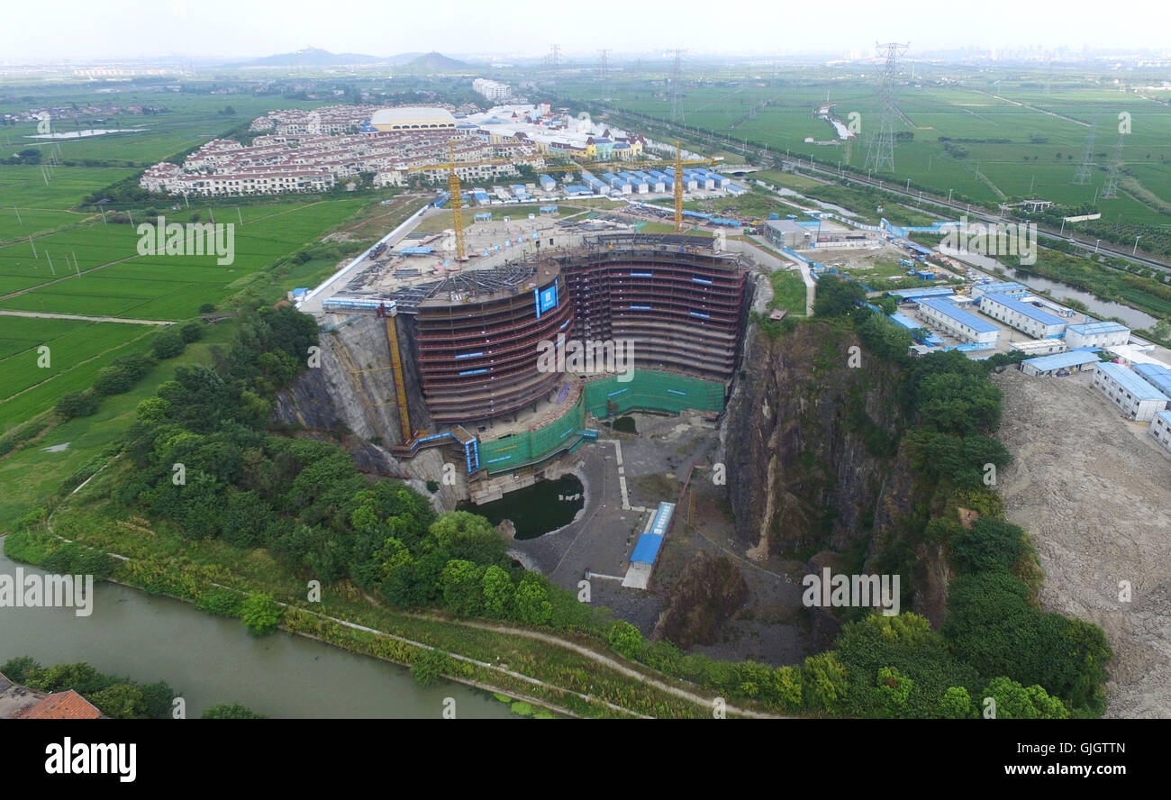 Shanghai. Août 16, 2016. Photo aérienne prise le 16 août 2016 montre la construction de l'emplacement de l'hôtel Songjiang Shimao Quarry dans le district de Shanghai, est de la Chine. L'hôtel 5 étoiles est construit dans une ancienne carrière, 90 mètres de profondeur. Estimé à être terminé en 2017, l'hôtel compte 370 chambres dans ses deux histoires sous-marines, 17 histoires de métro et deux étages au-dessus du sol. Credit : Ding Ting/Xinhua/Alamy Live News Banque D'Images