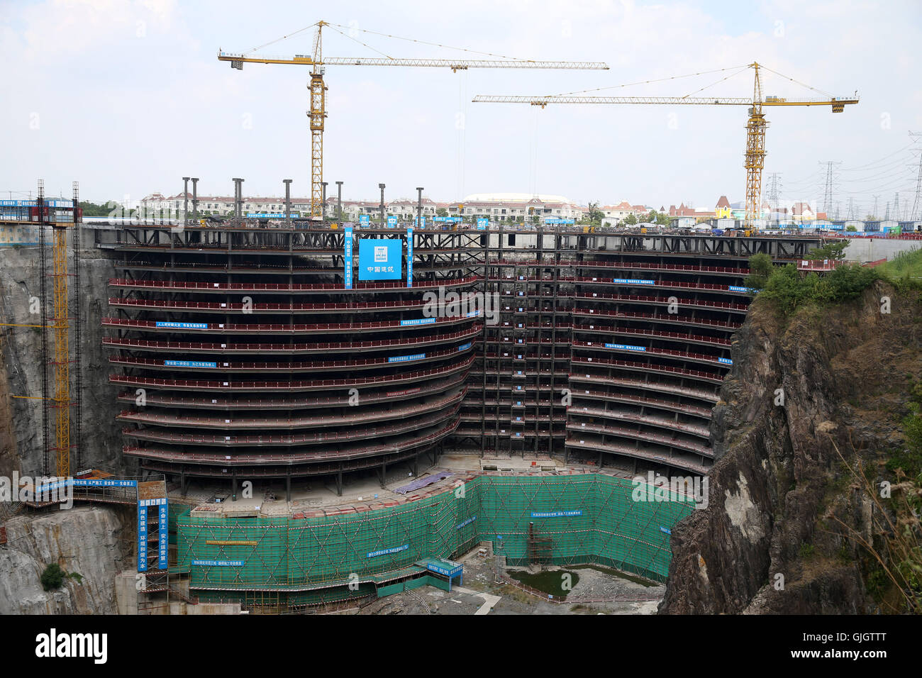 Shanghai. Août 16, 2016. Photo prise le 16 août 2016 montre la construction de l'emplacement de l'hôtel Songjiang Shimao Quarry dans le district de Shanghai, est de la Chine. L'hôtel 5 étoiles est construit dans une ancienne carrière, 90 mètres de profondeur. Estimé à être terminé en 2017, l'hôtel compte 370 chambres dans ses deux histoires sous-marines, 17 histoires de métro et deux étages au-dessus du sol. Credit : Ding Ting/Xinhua/Alamy Live News Banque D'Images