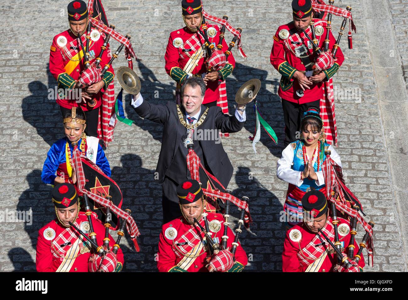 Edinburgh, Ecosse, Royaume-Uni. 16 août, 2016. L'armée népalaise Band effectuer un extrait à partir de cette année, le Royal Edinburgh Military Tattoo pour la ville's Lord Provost Donald Wilson au City Chambers Crédit : Richard Dyson/Alamy Live News Banque D'Images
