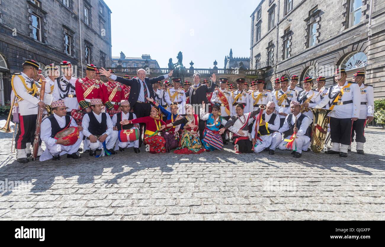 Edinburgh, Ecosse, Royaume-Uni. 16 août, 2016. L'armée népalaise Band effectuer un extrait à partir de cette année, le Royal Edinburgh Military Tattoo pour la ville's Lord Provost Donald Wilson au City Chambers Crédit : Richard Dyson/Alamy Live News Banque D'Images