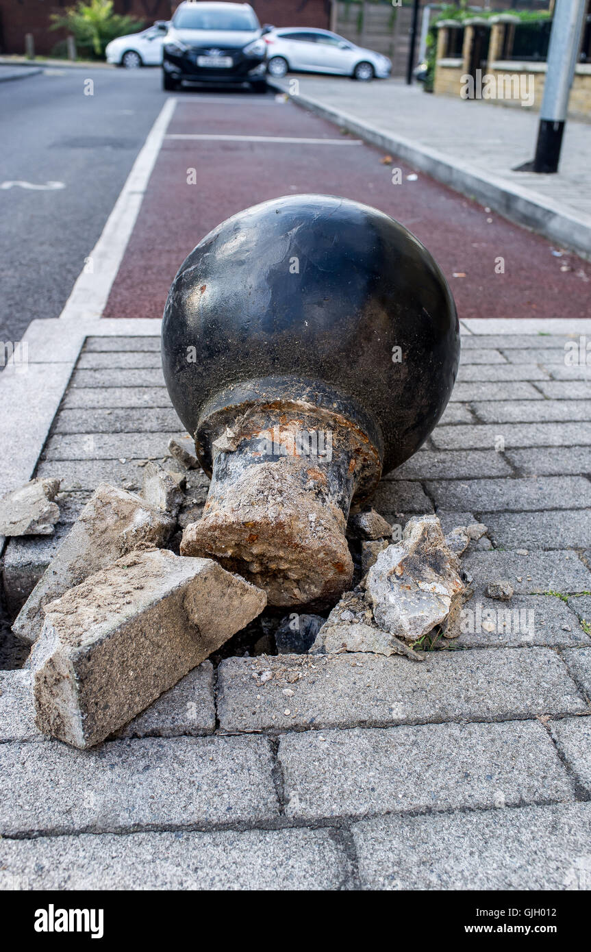 Londres, Royaume-Uni. Août 16, 2016. Une borne de stationnement a été éliminée par une voiture à Bow, causant de sérieux dommages à la route. Credit : Alberto Pezzali/Alamy Live News Banque D'Images