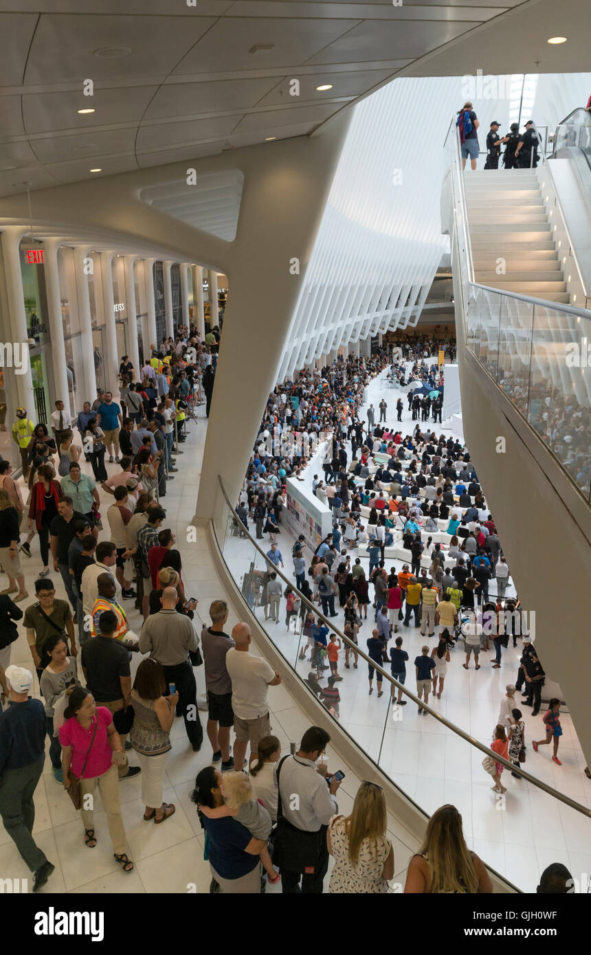 New York, USA. Août 16, 2016. Des milliers de personnes ont assisté à l'inauguration de la Westfield Shopping Mall à l'Oculus du World Trade Center à New York. Credit : Elizabeth Service/Alamy Live News. Banque D'Images