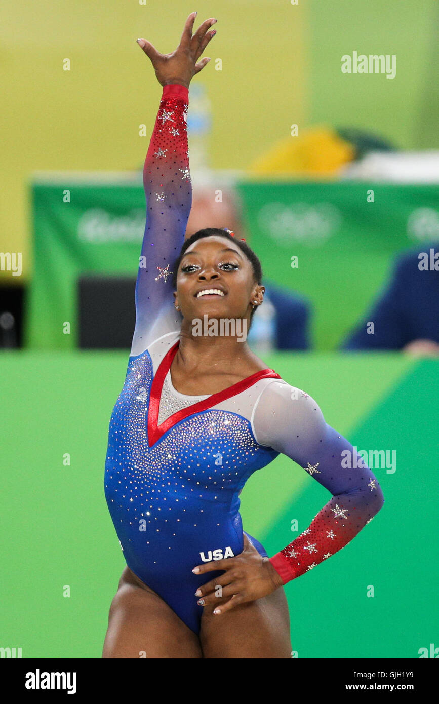 Rio de Janeiro, Brésil. Août 16, 2016. Simone Biles des États-Unis d'Amérique fait concurrence au cours de l'exercice final de la gymnastique artistique à l'Jeux olympiques de Rio 2016 à Rio de Janeiro, Brésil, le 16 août 2016. Simone Biles a remporté la médaille d'or. Credit : Zheng Huansong/Xinhua/Alamy Live News Banque D'Images