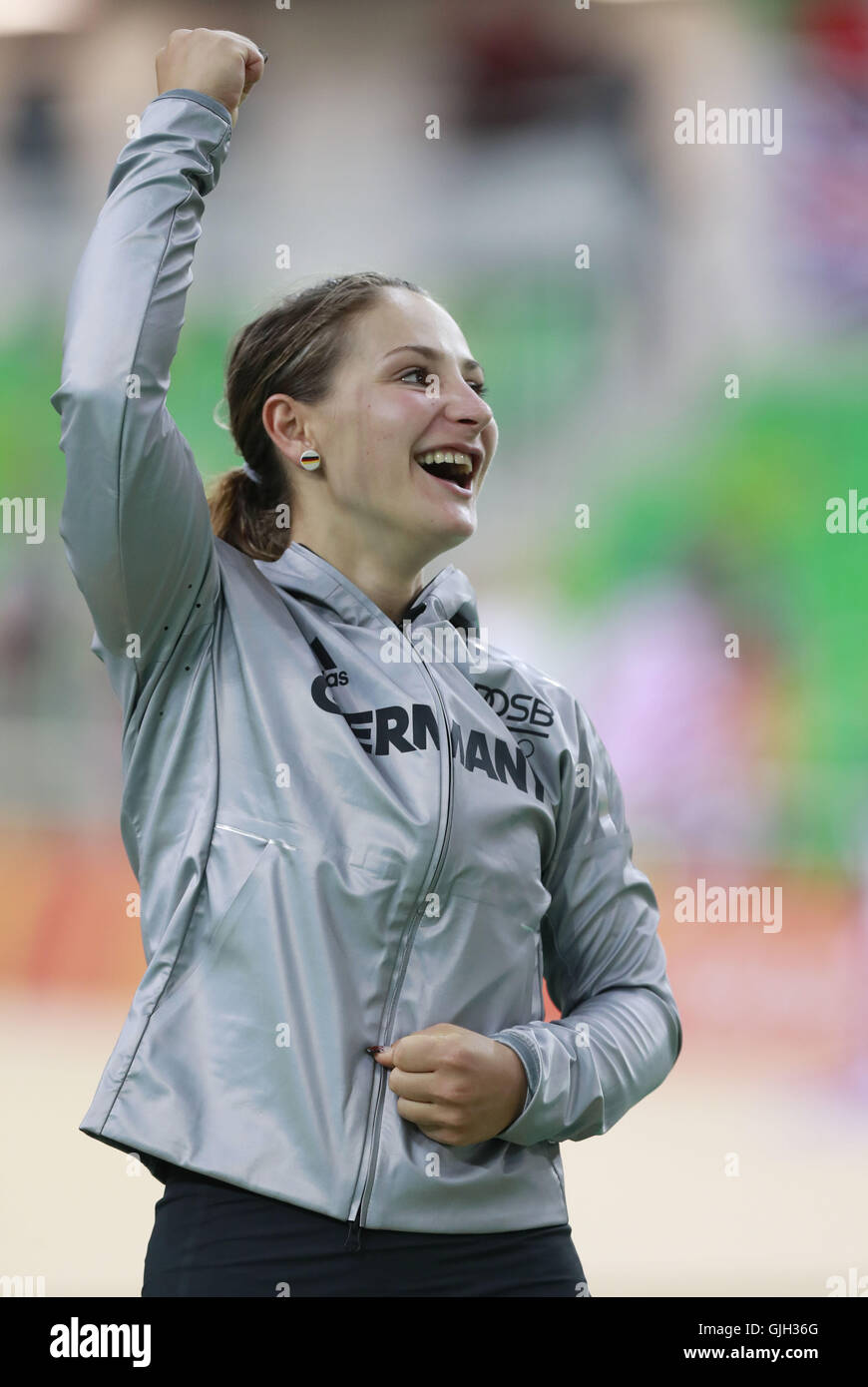 Rio de Janeiro, Brésil. Août 16, 2016. L'Allemagne Kristina Vogel assiste à la cérémonie de remise des prix pour la compétition de sprint femmes de piste cyclable à l'Jeux olympiques de Rio 2016 à Rio de Janeiro, Brésil, le 16 août 2016. Kristina Vogel a remporté la médaille d'or. Credit : Ren Zhenglai/Xinhua/Alamy Live News Banque D'Images