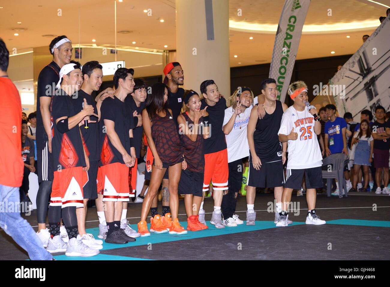 Séoul, Corée. Août 16, 2016. Star de la NBA Derrick Rose et HaHa Epik High  assister 2016 Concours de basket-ball pour la promotion d'une marque de  sport à Séoul, Corée, le 16