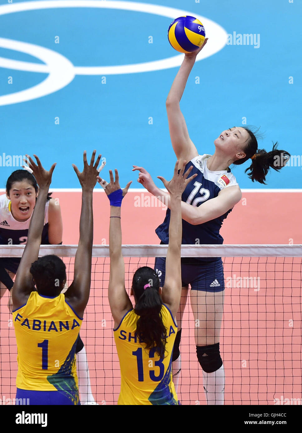 Rio de Janeiro, Brésil. Août 16, 2016. La Chine Ruoqi Hui (1e, R) la boule pendant un quart des femmes de volley-ball entre la Chine et le Brésil au Jeux Olympiques de Rio 2016 à Rio de Janeiro, Brésil, le 16 août 2016. La Chine a gagné 3-2. Credit : Yue Yuewei/Xinhua/Alamy Live News Banque D'Images