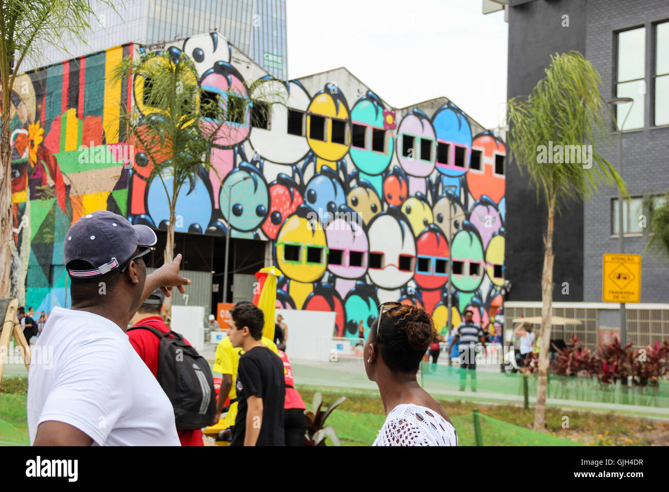 Rio de Janeiro, Brésil. 16 août, 2016. Qui marche l'Olympic Boulevard, au centre-ville de Rio, est confronté à deux grandes œuvres d'art. L'un est le panneau de Etnias, de l'artiste Kobra, qui occupe une superficie de 3000 mètres carrés et l'autre est un grand groupe d'artiste Wark, qui occupe le flanc du même bâtiment de Etnias de bord. Des milliers de personnes passent chaque jour devant deux immenses panneaux et beaucoup de l'occasion pour prendre des photos et admirer le Crédit : art urbain Luiz Souza/Alamy Live News Banque D'Images