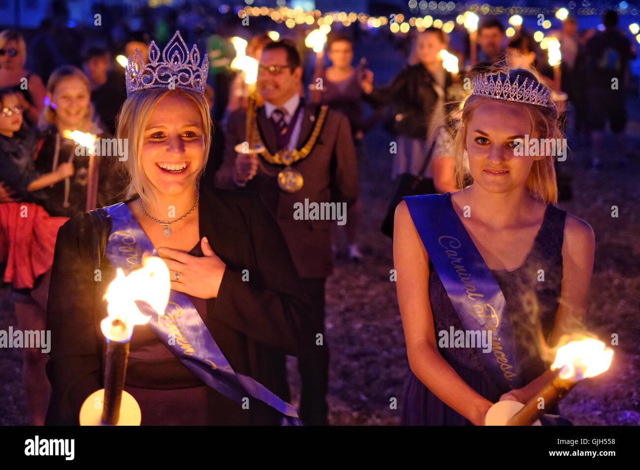 Weymouth. Dorset, UK. 16 août 2016. Après une chaude journée sur la plage des centaines de prendre part à une procession aux flambeaux en soirée le long de la plage de sable de Weymouth. Le défilé, organisé par le Carnaval de Weymouth a été organisée en hommage à l'absence d'êtres chers. Le Président du carnaval, Ryan l'espoir, a dit, "Nous sommes fiers d'appuyer l'Weldmar Hospice de confiance grâce à cet événement" Crédit : Tom Jura/Alamy Live News Banque D'Images