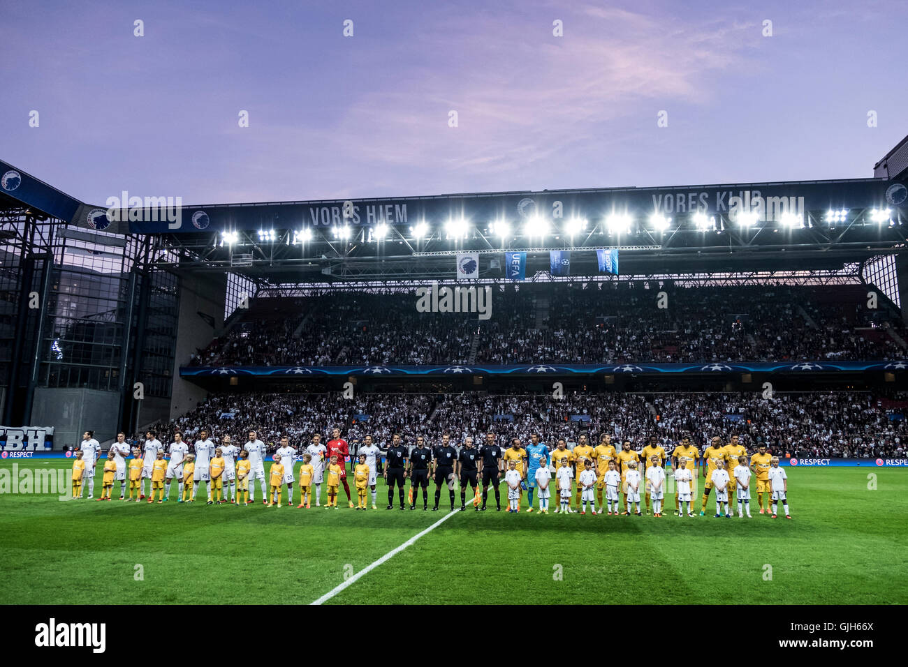 Danemark, Copenhague, 16 août 2016. Les deux équipes s'alignent à l'UEFA Champions League play-off match entre FC Copenhague et APOEL NICOSIE Nicosie FC à Telia Parken. De : Kim M. Leland/Alamy Live News Banque D'Images