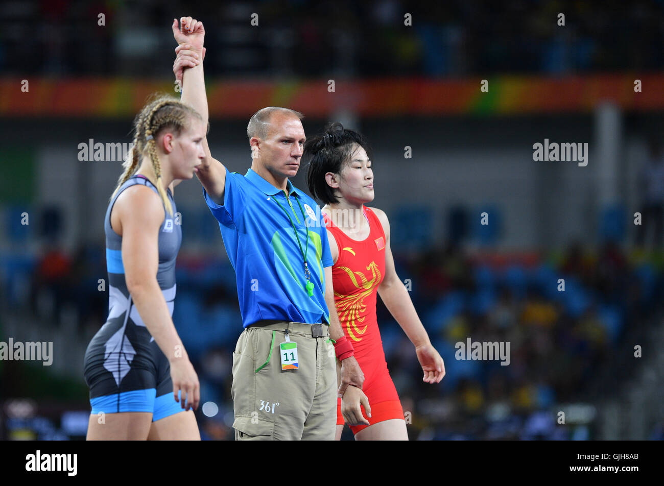 Rio de Janeiro, Brésil. Août 17, 2016. Feng Zhou de Chine (rouge) et Aline Focken d'Allemagne en action au cours de la Women's Freestyle 69 kg 1/8 finale du Wrestling événements au cours de l'organisation des Jeux Olympiques de 2016 à Rio Carioca Arena 2 à Rio de Janeiro, Brésil, 17 août 2016. Photo : Lukas Schulze/dpa/Alamy Live News Banque D'Images