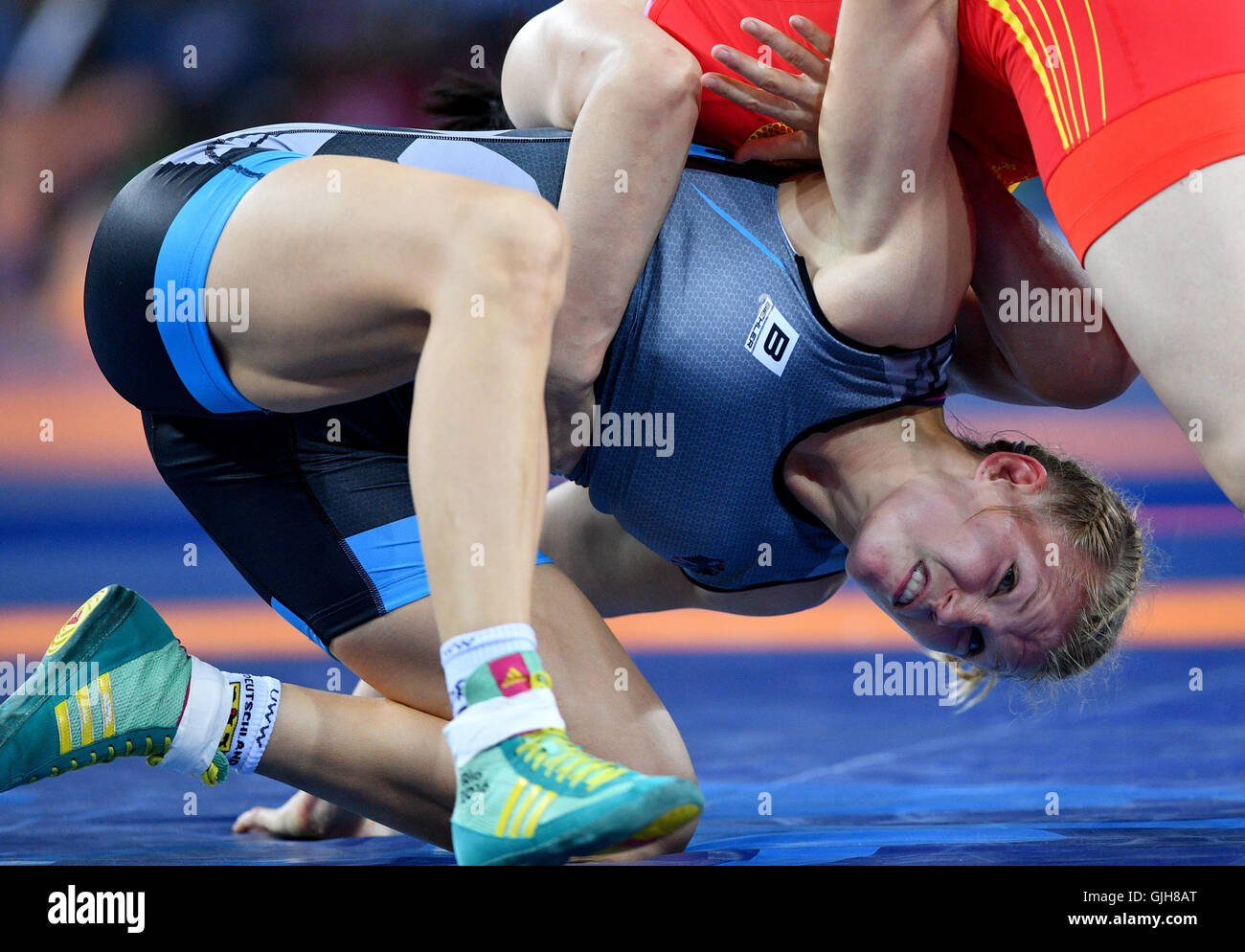 Rio de Janeiro, Brésil. Août 17, 2016. Feng Zhou de Chine (rouge) et Aline Focken d'Allemagne en action au cours de la Women's Freestyle 69 kg 1/8 finale du Wrestling événements au cours de l'organisation des Jeux Olympiques de 2016 à Rio Carioca Arena 2 à Rio de Janeiro, Brésil, 17 août 2016. Photo : Lukas Schulze/dpa/Alamy Live News Banque D'Images