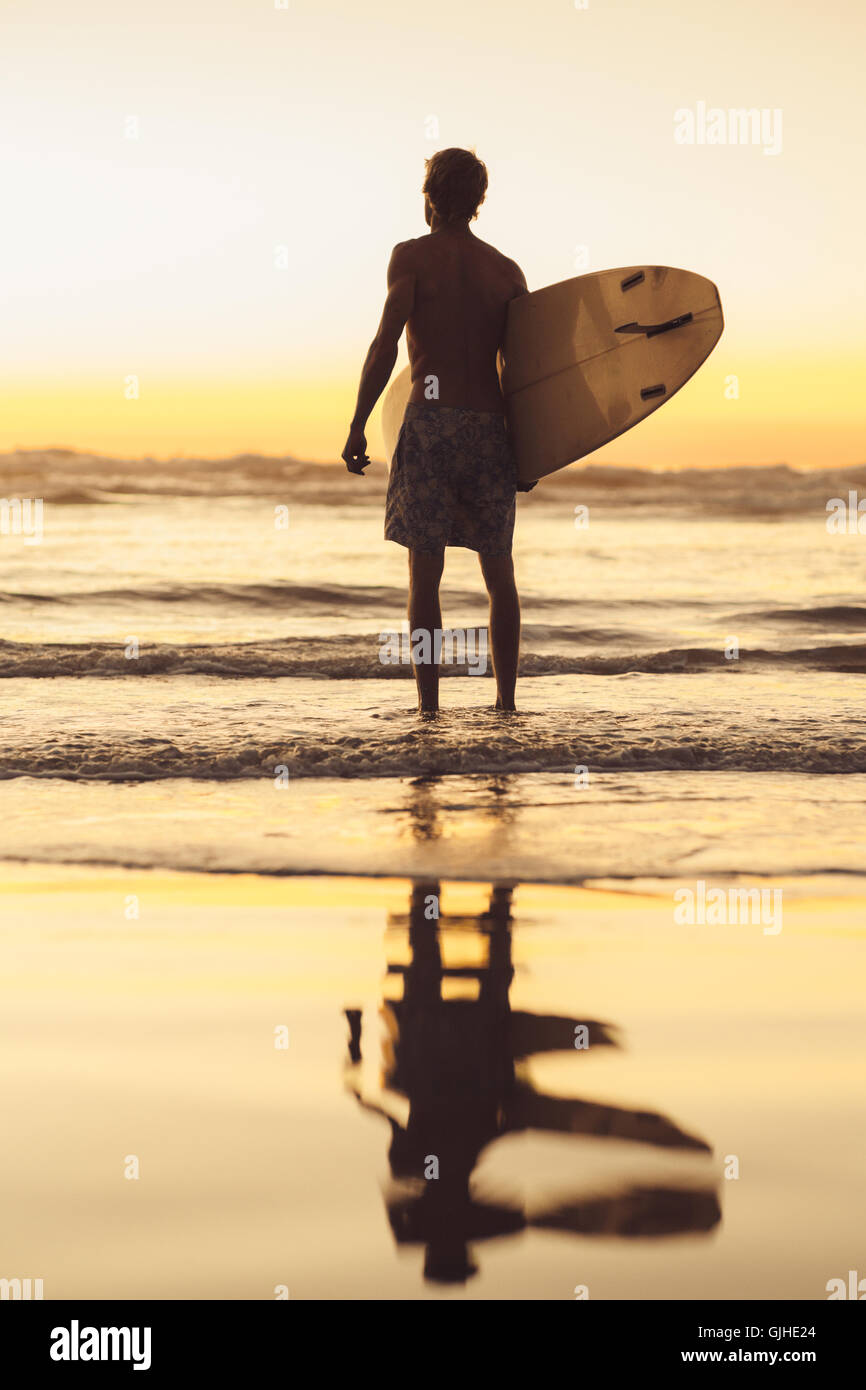 Silhouette de surfer debout au bord de l'eau avec planche de surf,  Californie, États-Unis Photo Stock - Alamy