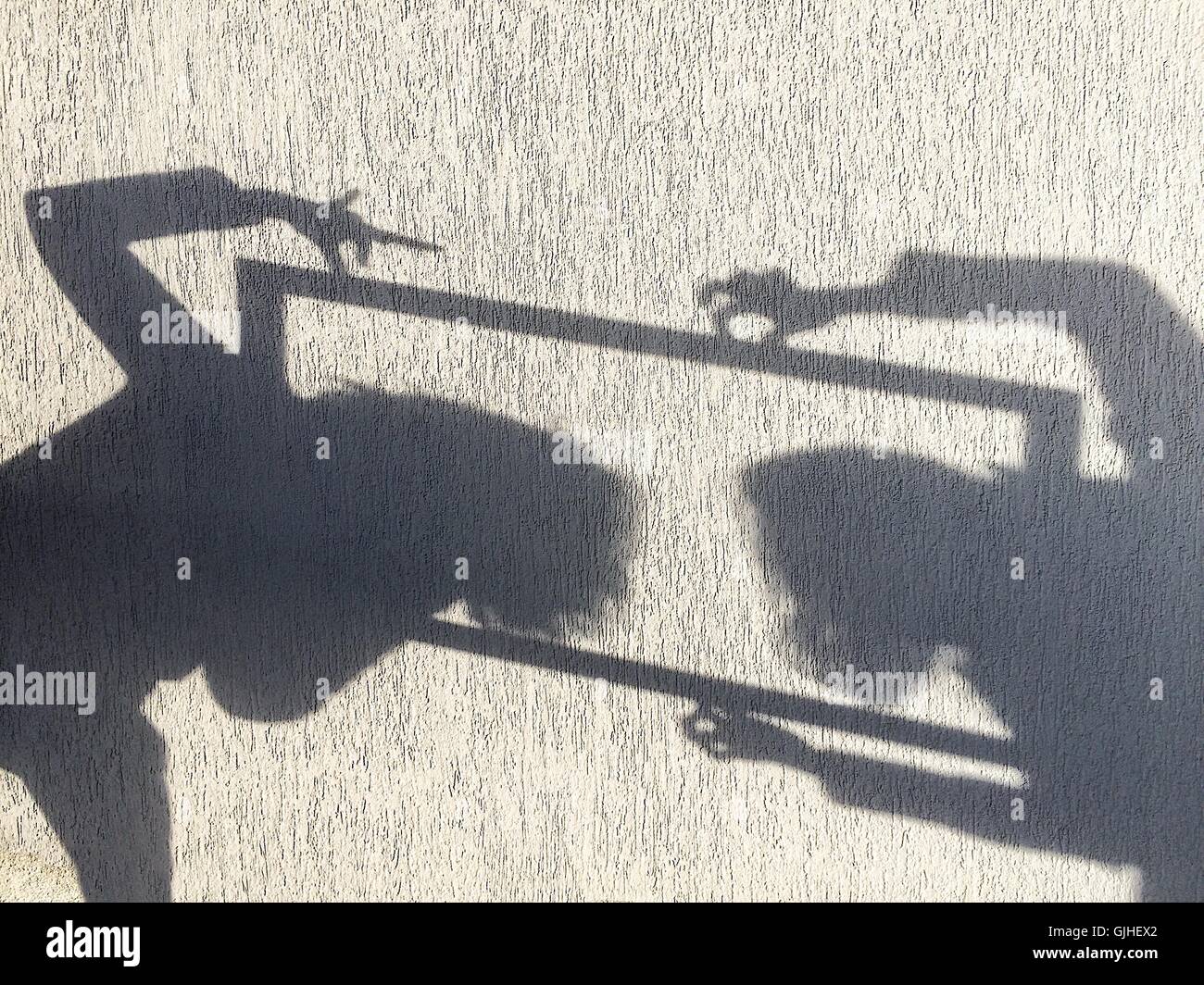 Ombre sur mur de deux filles messing sur Banque D'Images