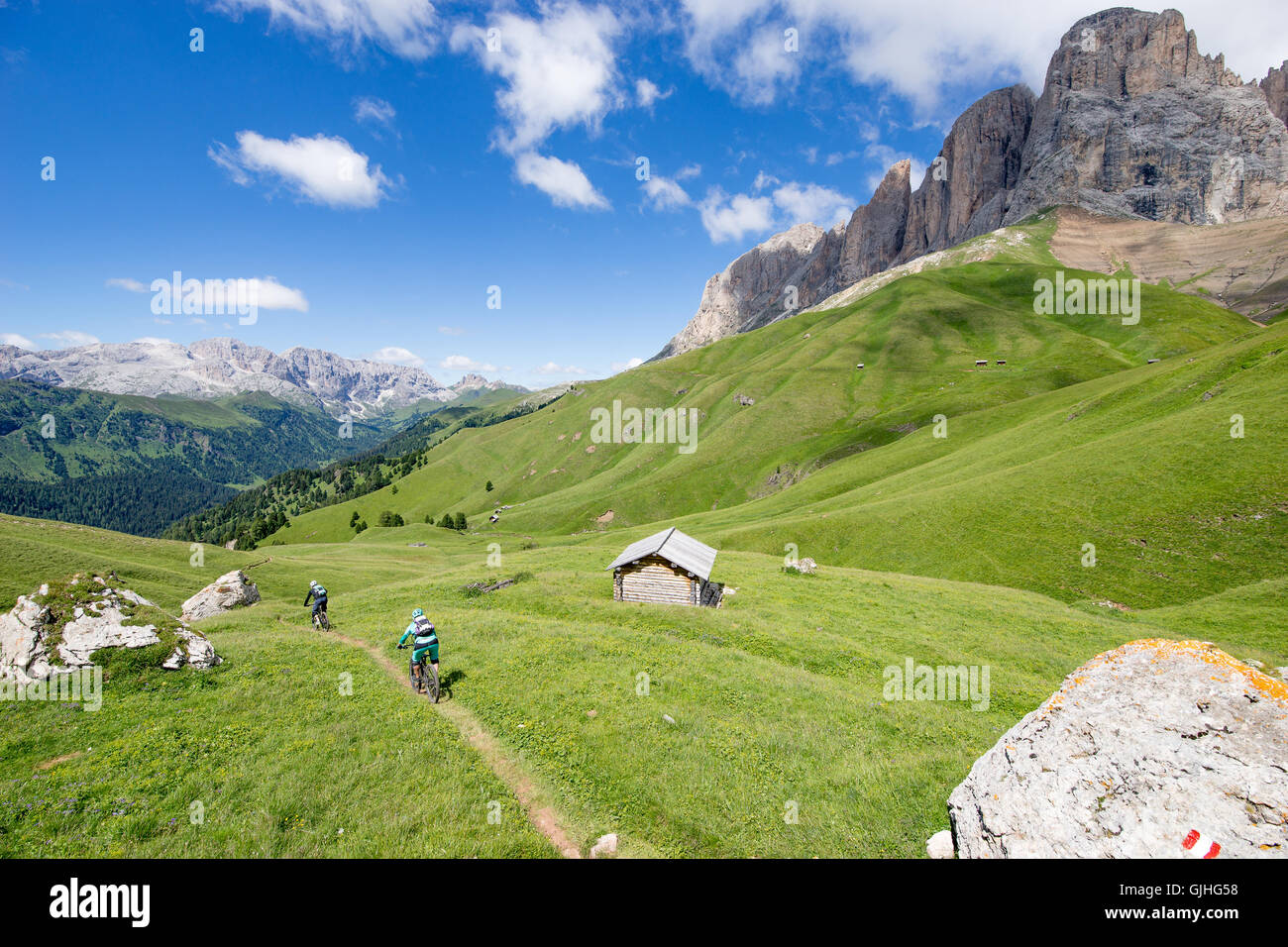 L'homme et la femme, vélo de montagne Dolomites, Italie Banque D'Images