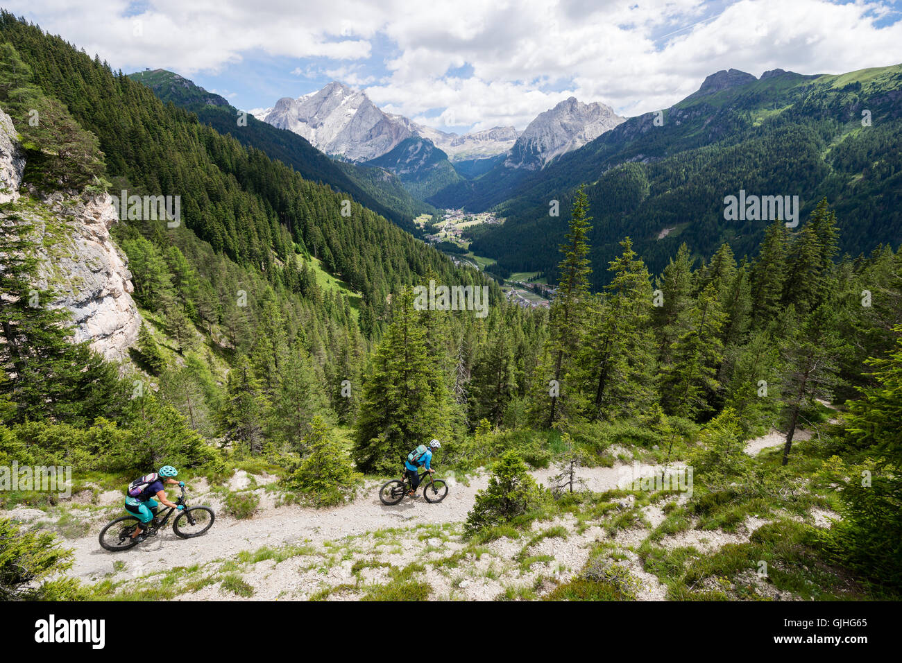 L'homme et la femme vtt le long trail, Dolomites, Italie Banque D'Images