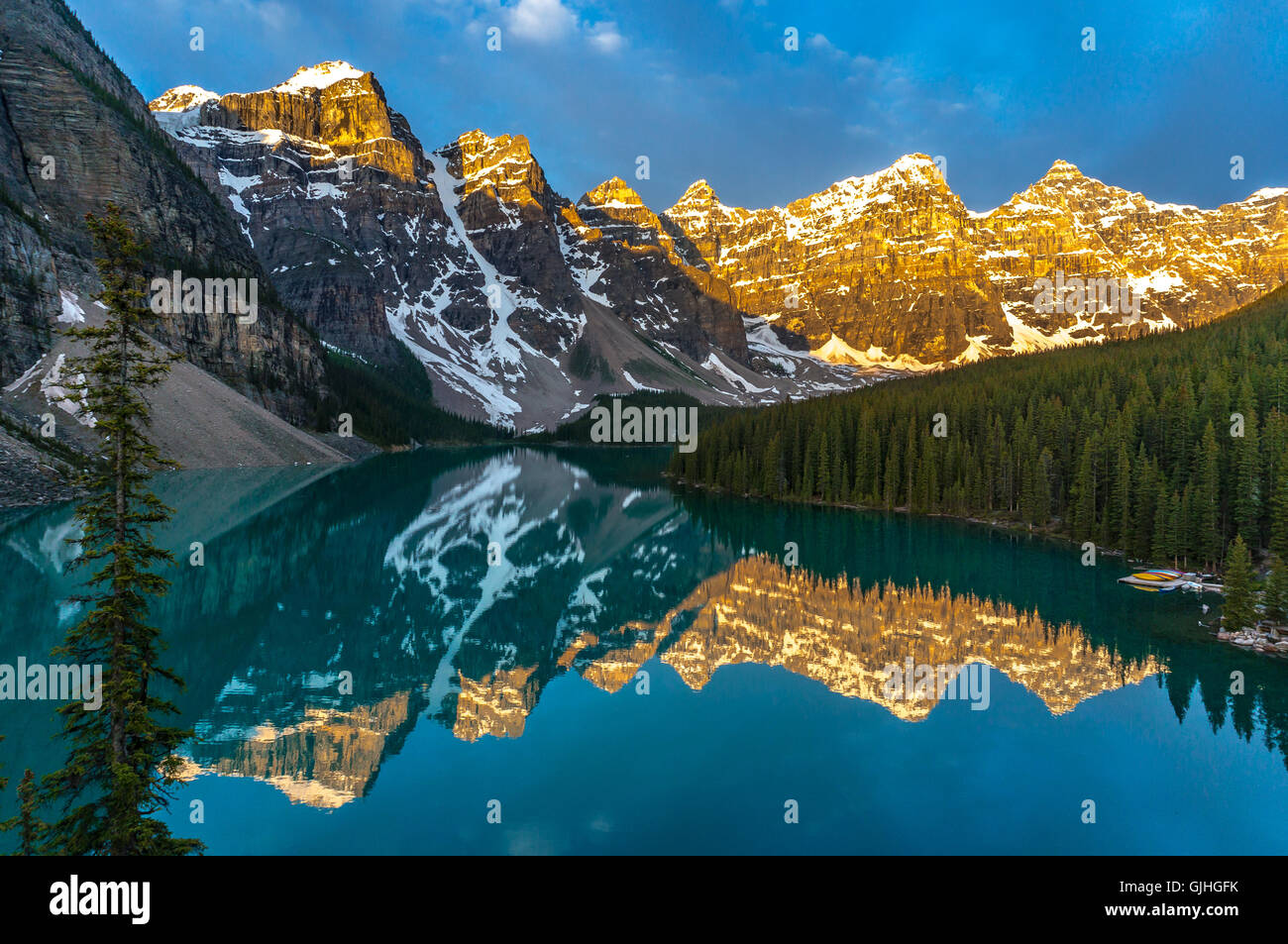 Le lever du soleil sur le lac Moraine, Rocheuses, Banff National Park, Alberta, Canada Banque D'Images