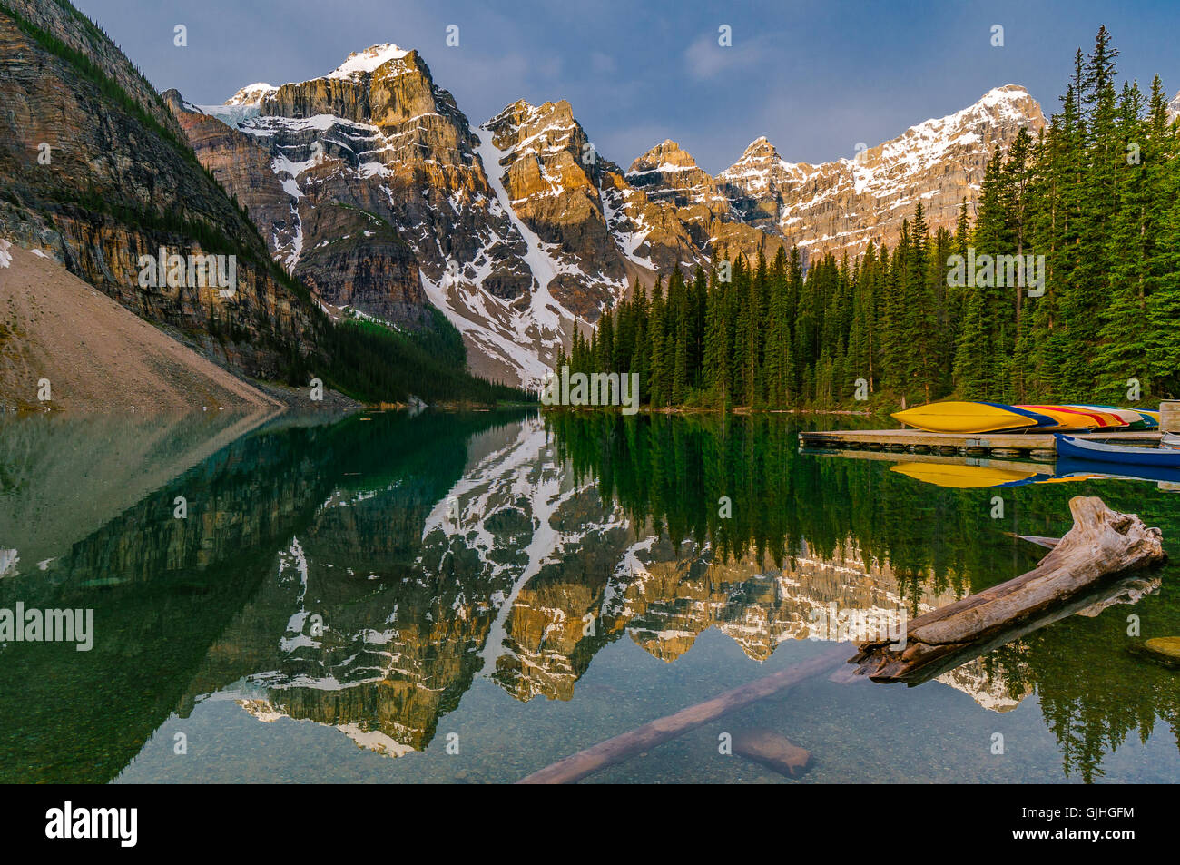 Le lac Moraine, Rocheuses, Banff National Park, Alberta, Canada Banque D'Images