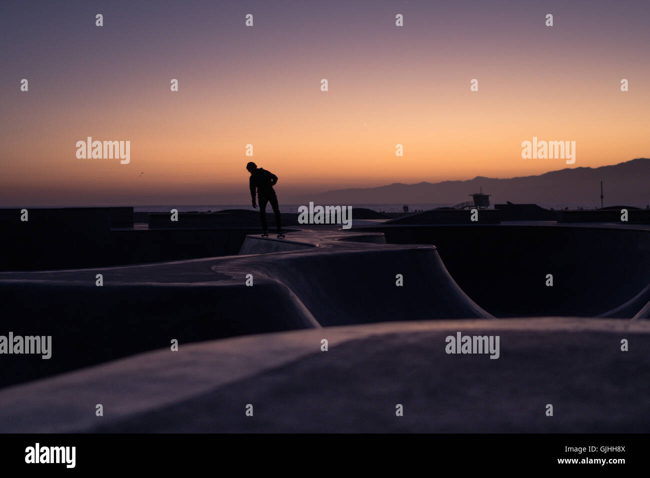 Silhouette d'un skateboarder, Venice Beach, Californie, États-Unis Banque D'Images
