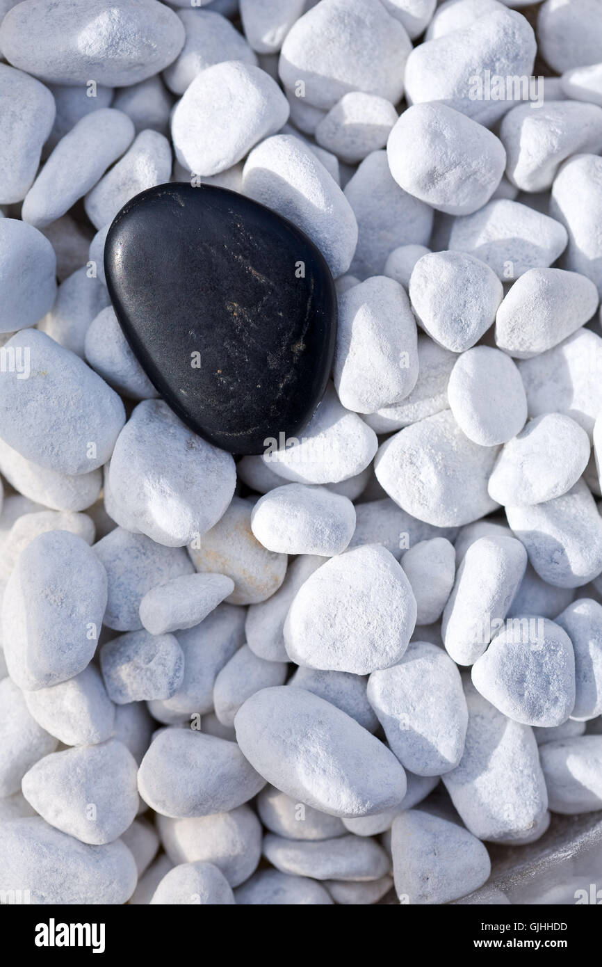 Pierre noire sur galets décoratifs Banque D'Images