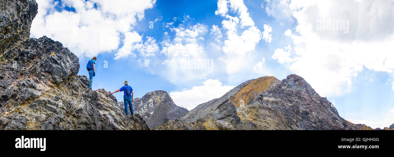 Deux randonneurs debout sur les rochers, Borah Peak, New York, Amérique, USA Banque D'Images