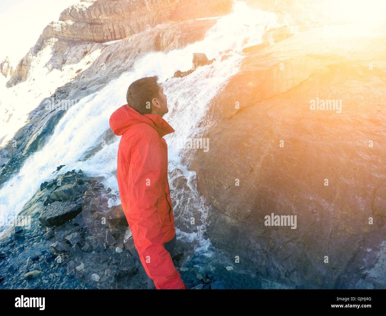 L'homme d'un sentier de randonnée cascade Banque D'Images