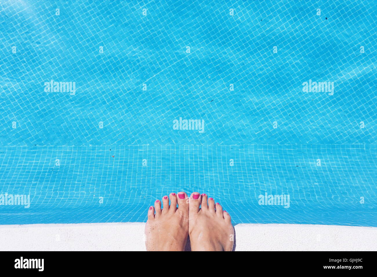 Close-up of a woman's feet au bord d'une piscine Banque D'Images
