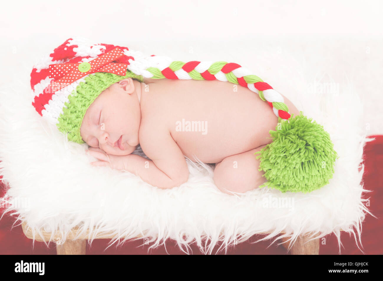 Portrait d'un bébé nouveau-né fille dans elf hat sleeping Banque D'Images