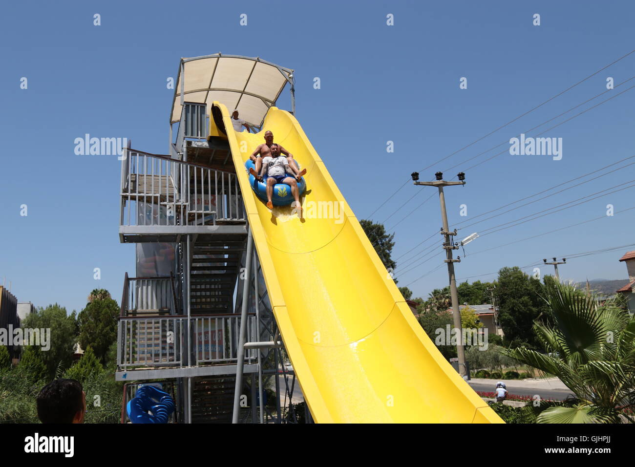 Deux touristes anglais s'amusant sur un toboggan dans un parc aquatique