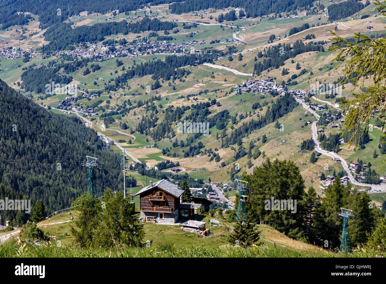 Vue aérienne de villages alpins dans une vallée boisée à Champoluc, dans le nord de l'Italie Banque D'Images