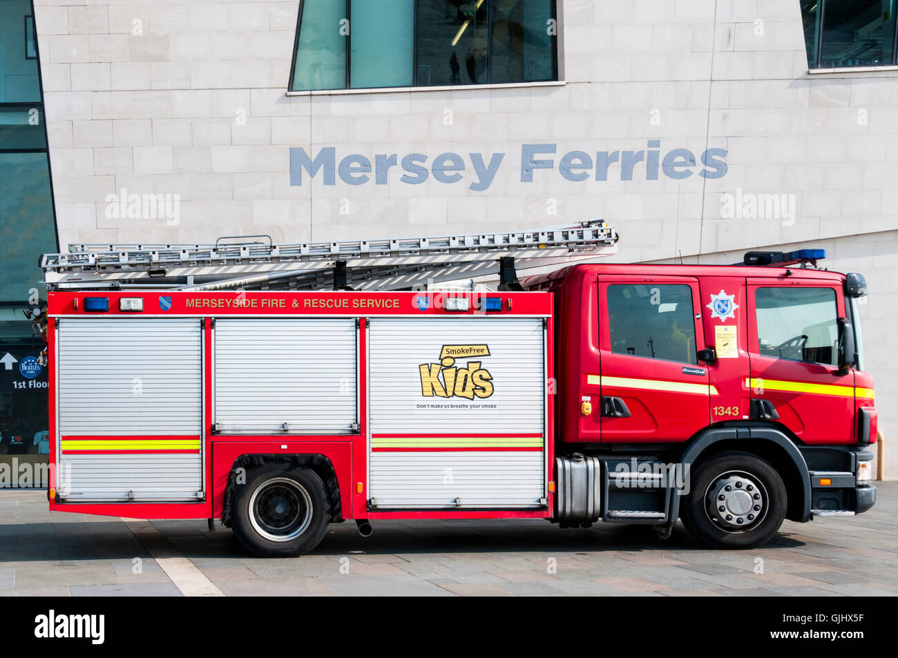 Un service d'incendie et de sauvetage de Merseyside véhicule à l'extérieur de la Mersey Ferries immeuble sur Liverpool Pier Head. Banque D'Images