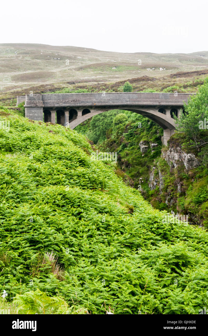 Le pont vers nulle part à Tolsta sur l'île de Lewis dispose dans le roman Le Chessmen par Peter May. Banque D'Images