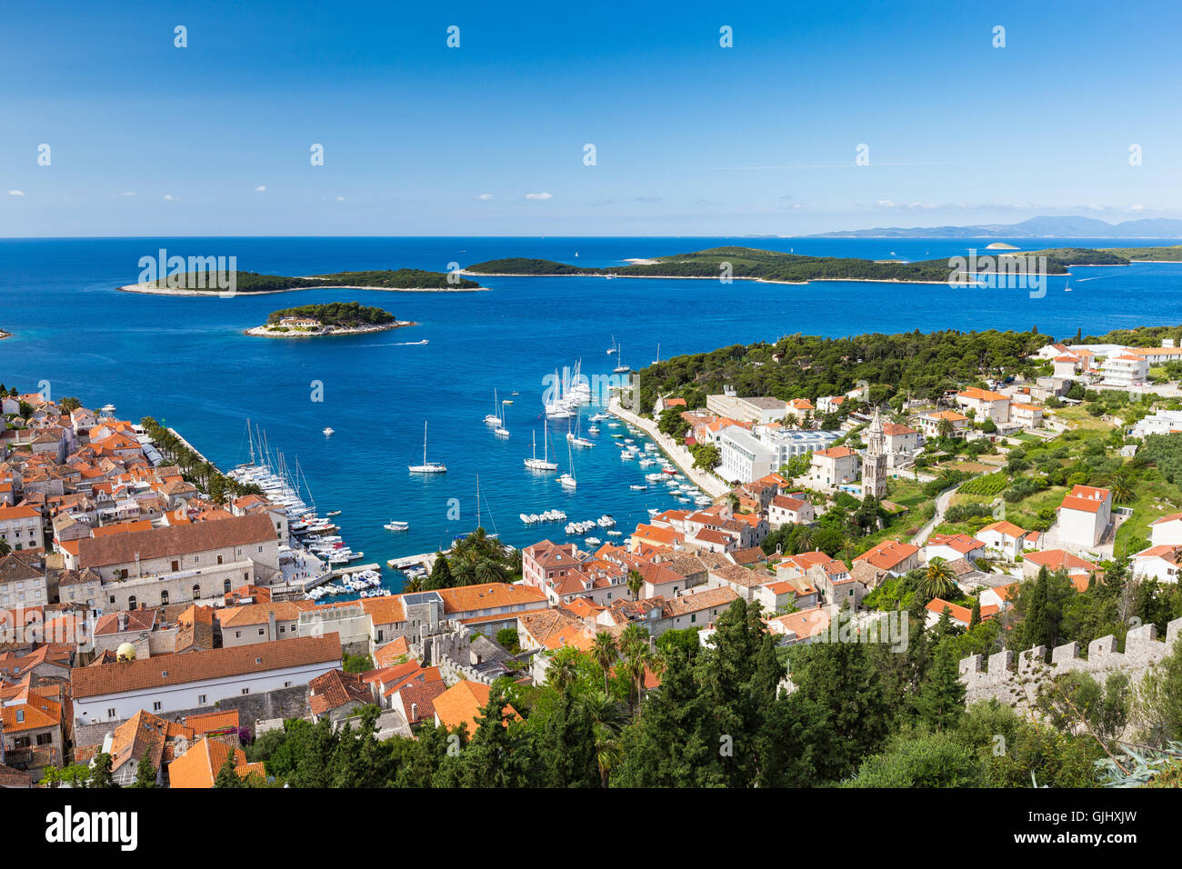 Vue sur Hvar. Îles Paklinski en arrière-plan. Île de Hvar, mer Adriatique. Croatie. Europe. Banque D'Images Vue sur Hvar. Îles Paklinski en arrière-plan. Île de Hvar, mer Adriatique. Croatie. Europe. Banque D'Images
