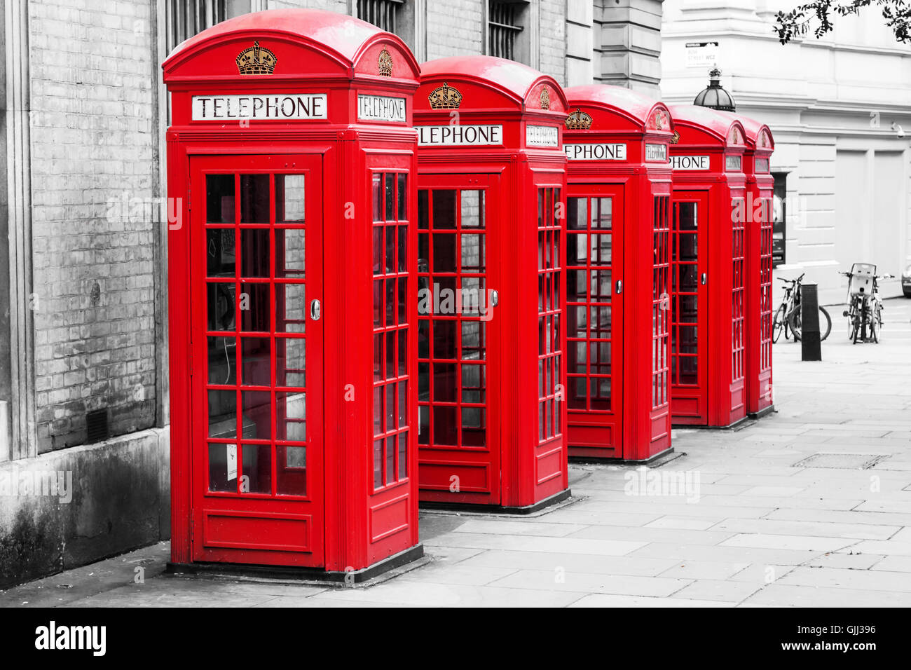 Photo modifiée avec couleur sélective des boîtes téléphone rouge à Londres, Royaume-Uni Banque D'Images