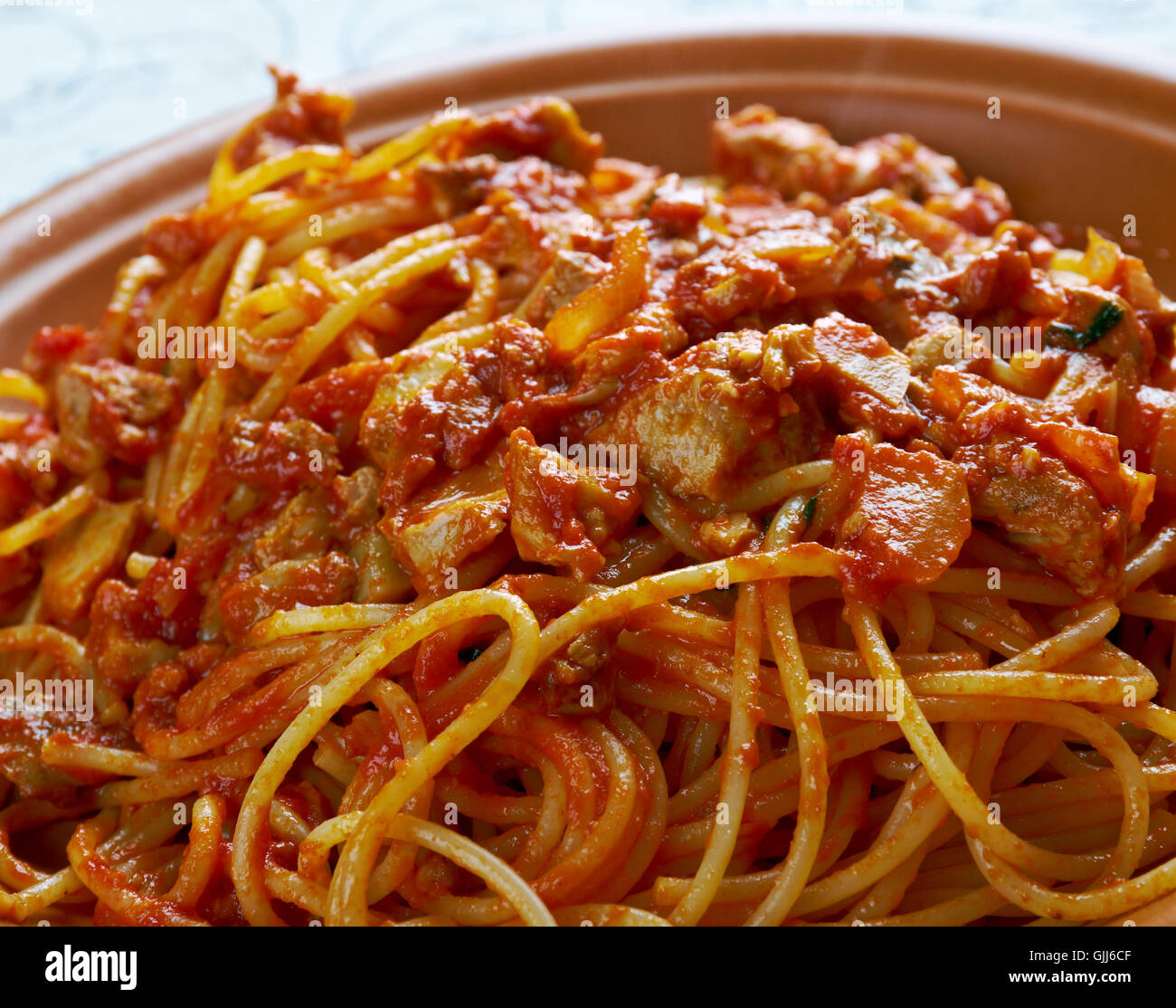 Spaghetti italien rustique pâtes arrabbiata fnd de l'huile de foie de morue Banque D'Images