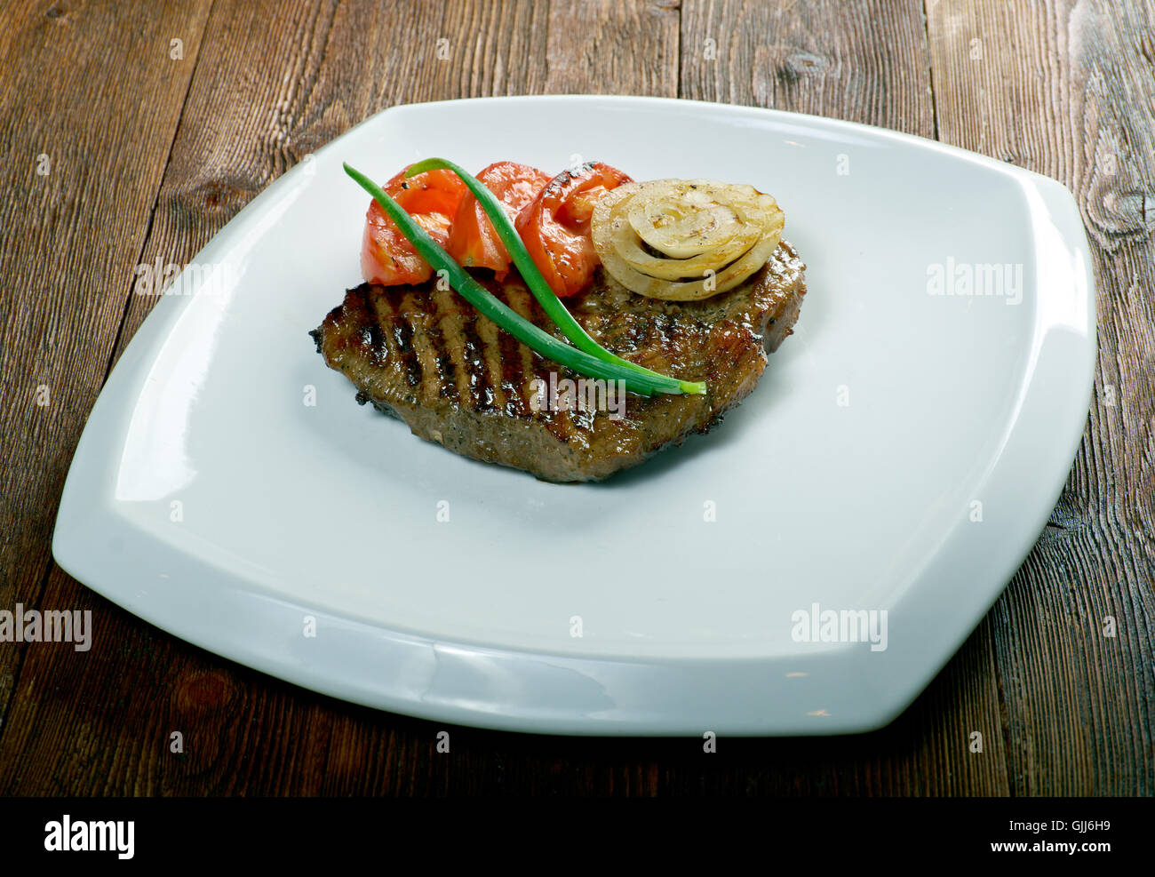 Pavé de boeuf avec des pommes de terre Banque D'Images