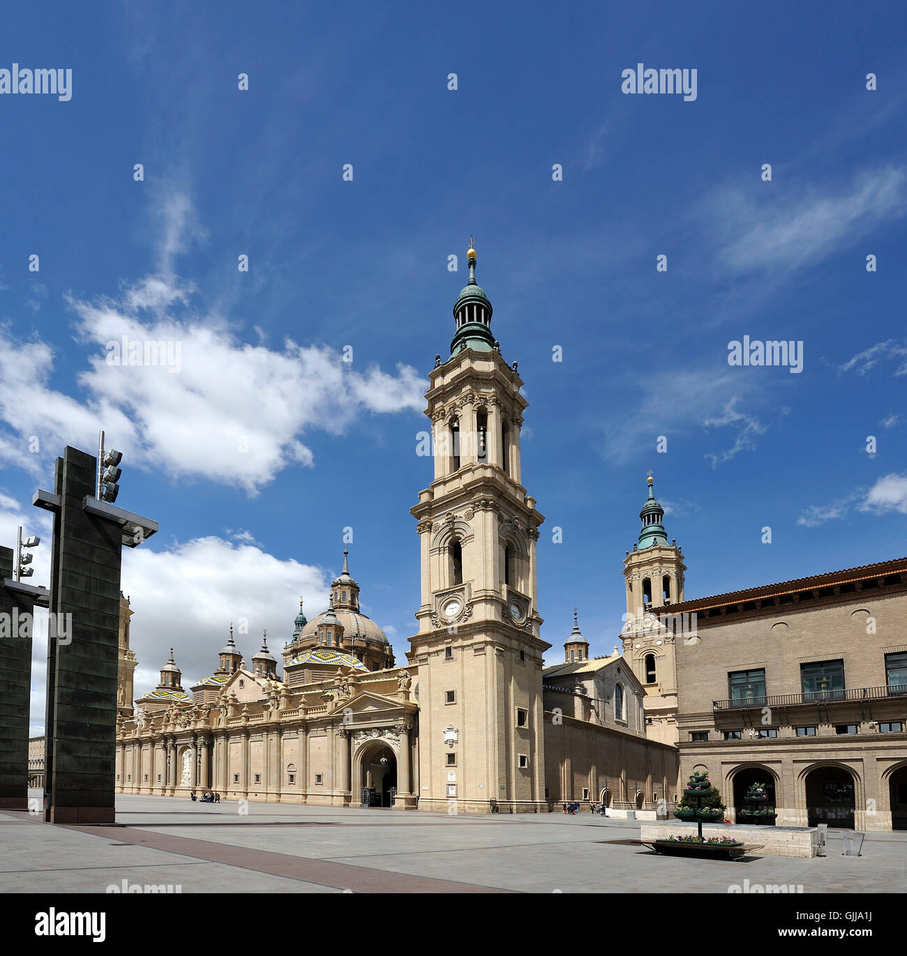 Centre-ville de Saragosse( Espagne) avec la Basilique-Cathédrale Notre ...