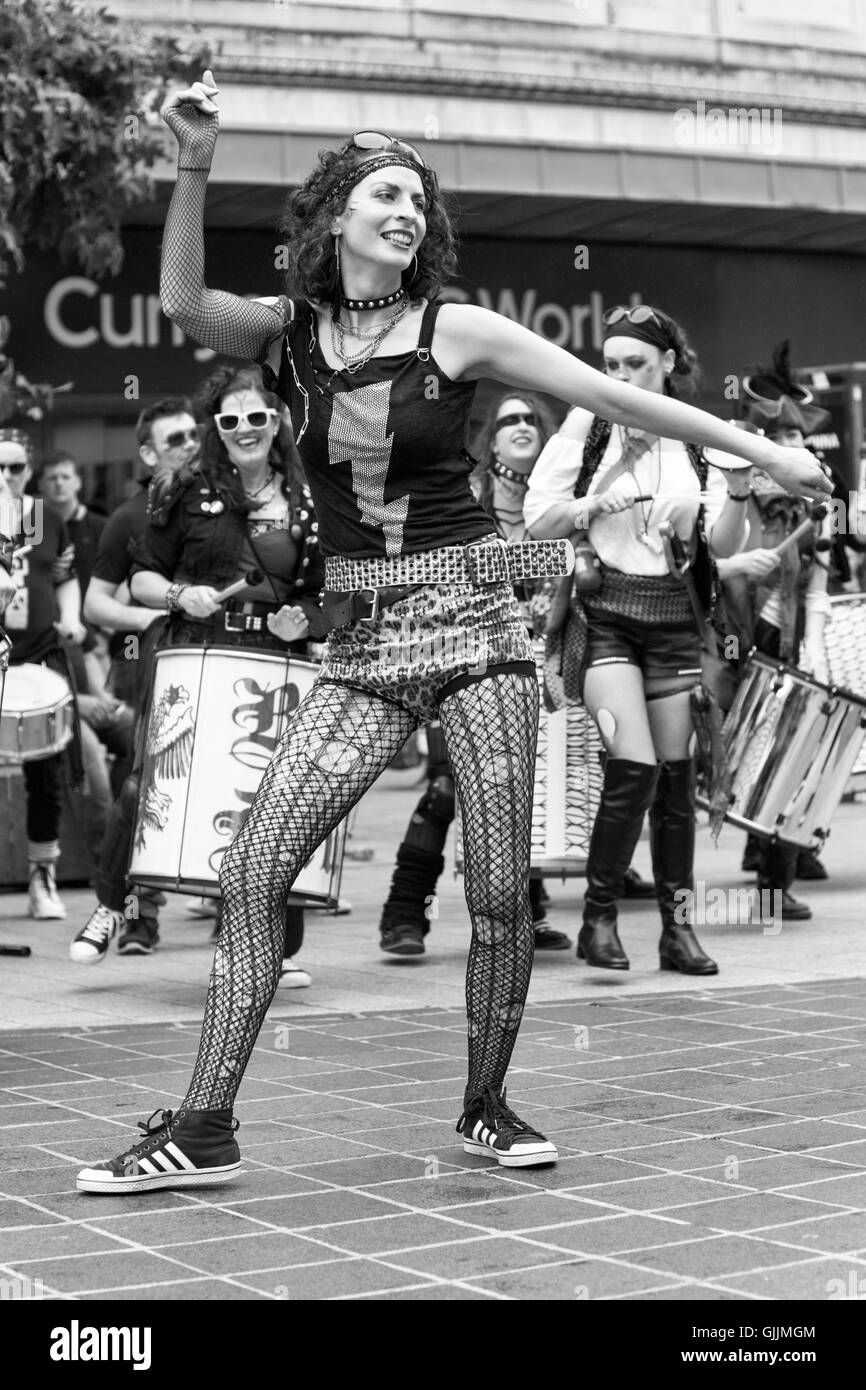 Musique & Danse 2016 Brazilica capturés durant la parade dans les rues de Liverpool - Samba dans la ville Banque D'Images