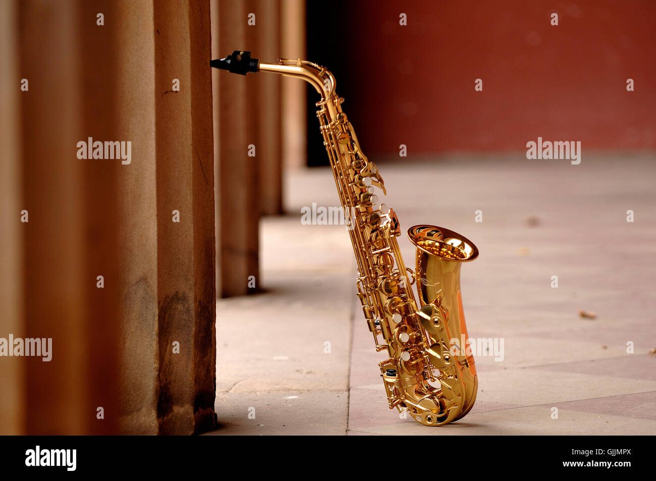 Les colonnes classiques et saxophone Banque D'Images