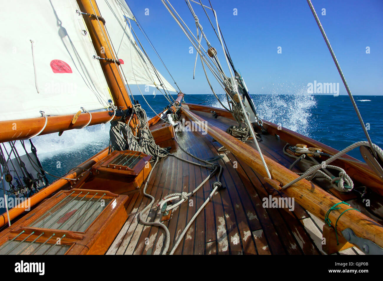 Voyageant à bord d'un yacht classique Banque D'Images