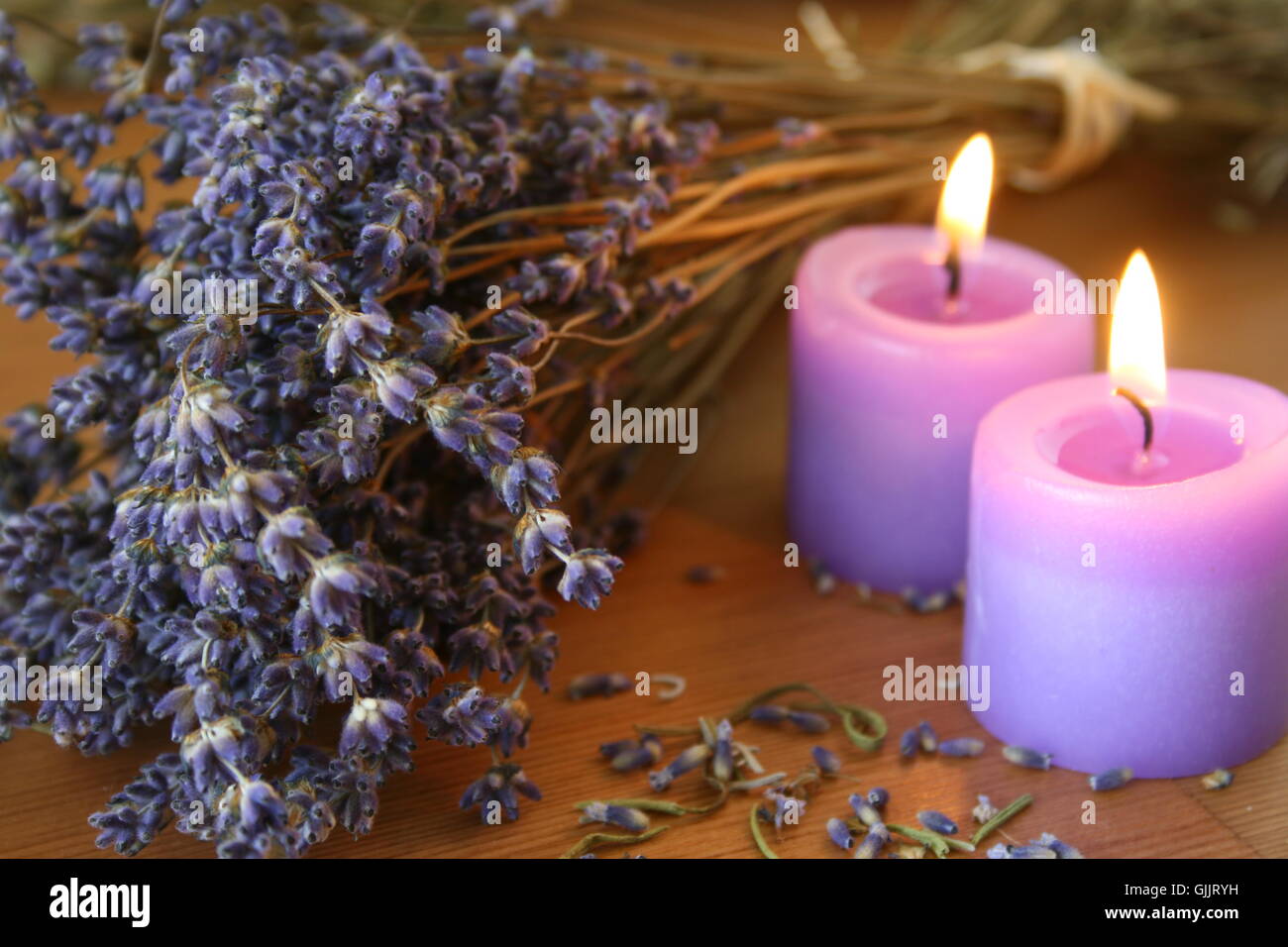 Bougies flamme violette Photo Stock - Alamy