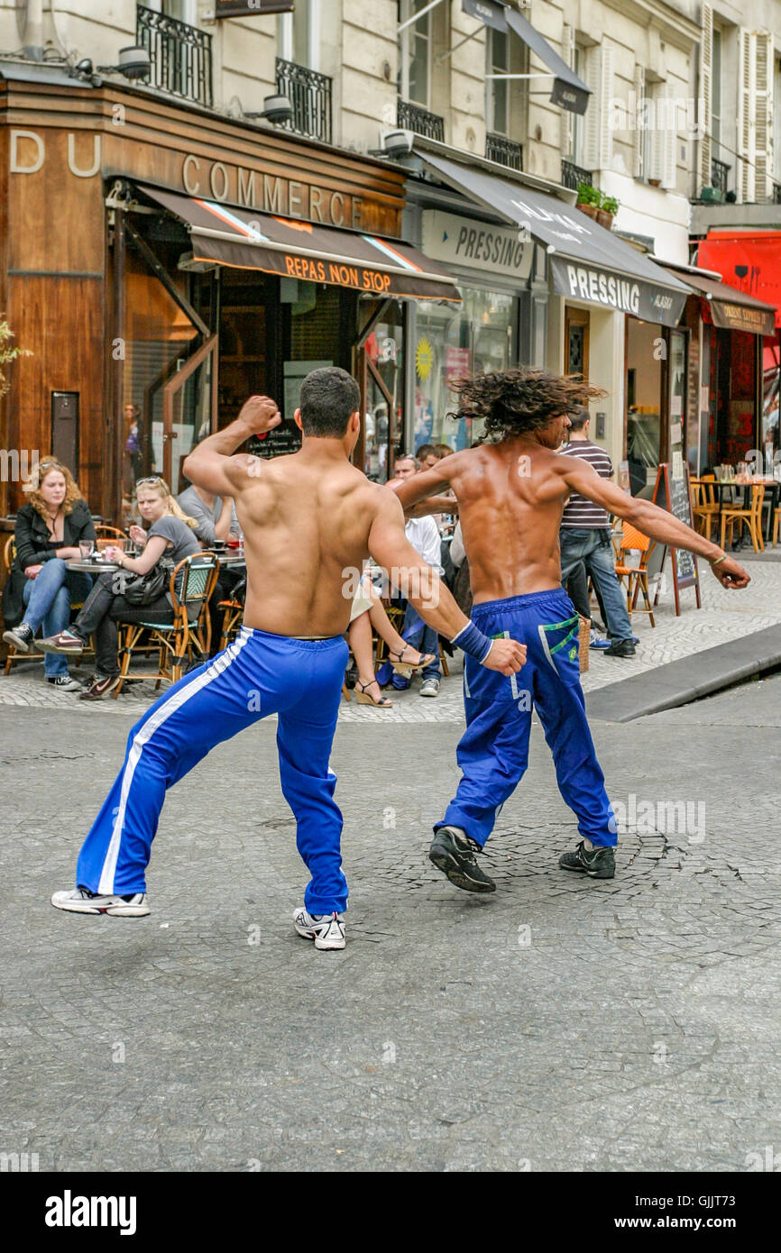 Capoeristas montrer leurs compétences Capoeria sur une rue de Paris. Banque D'Images