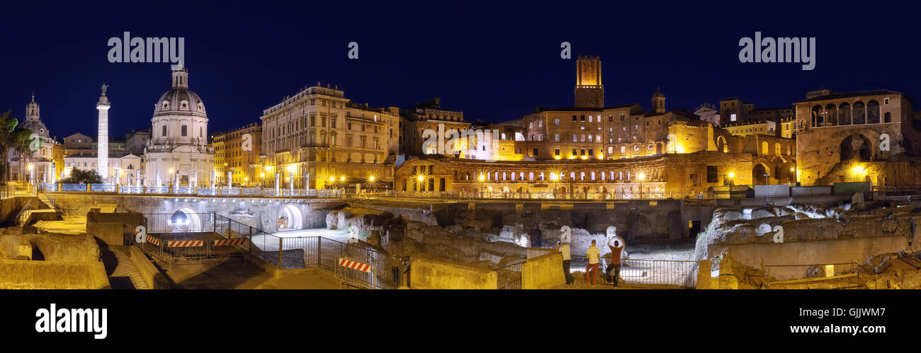 Forum Romain horizontale à Rome. À gauche de la colonne de Trajan et la Basilique, le centre de du Forum de Trajan et sur la Banque D'Images