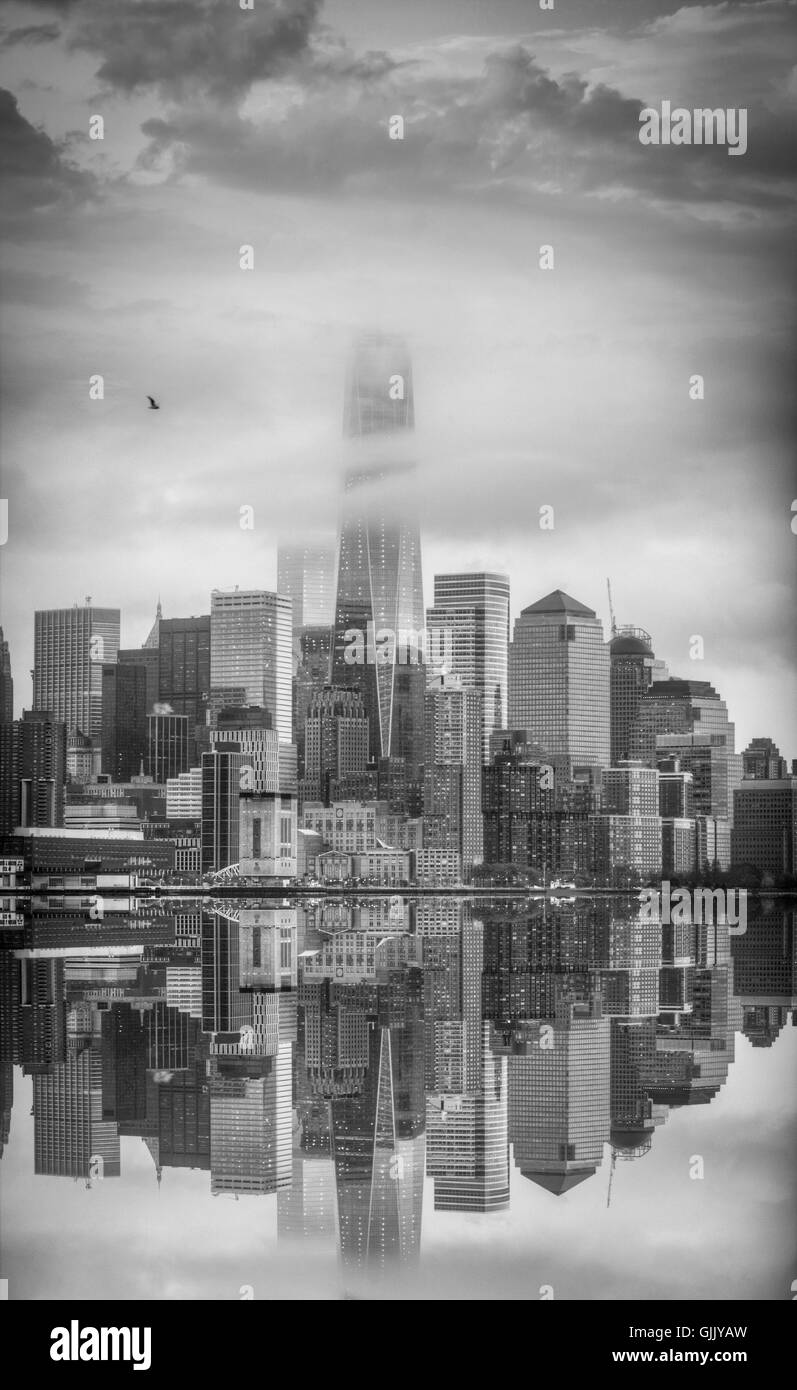 New York City Manhattan skyline avec à partir de la rivière Hudson. la photographie noir et blanc Banque D'Images