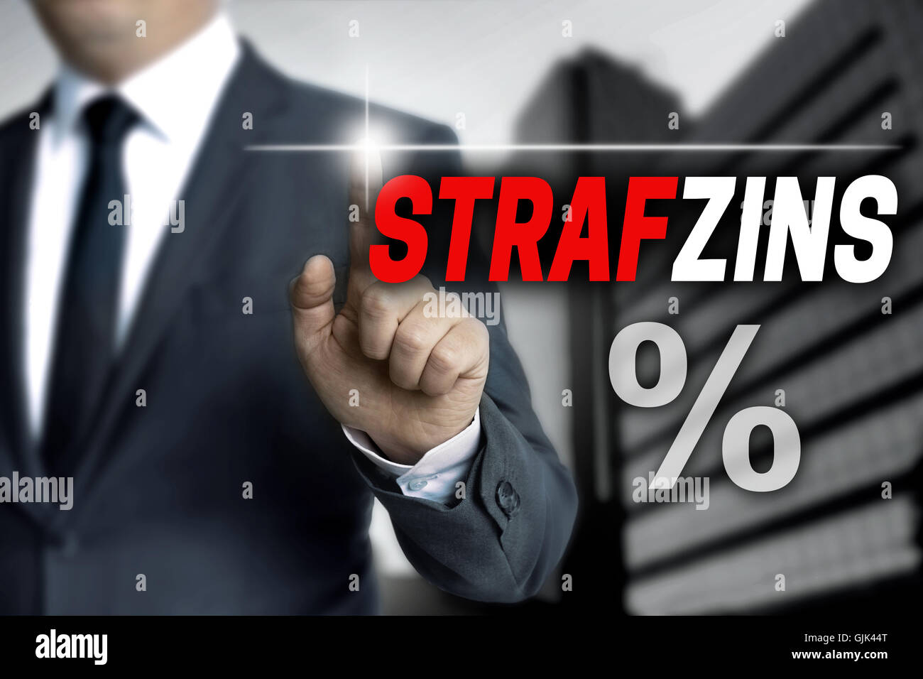 Strafzins (en allemand) d'intérêt négatifs écran tactile est exploité par l'homme d'affaires. Banque D'Images