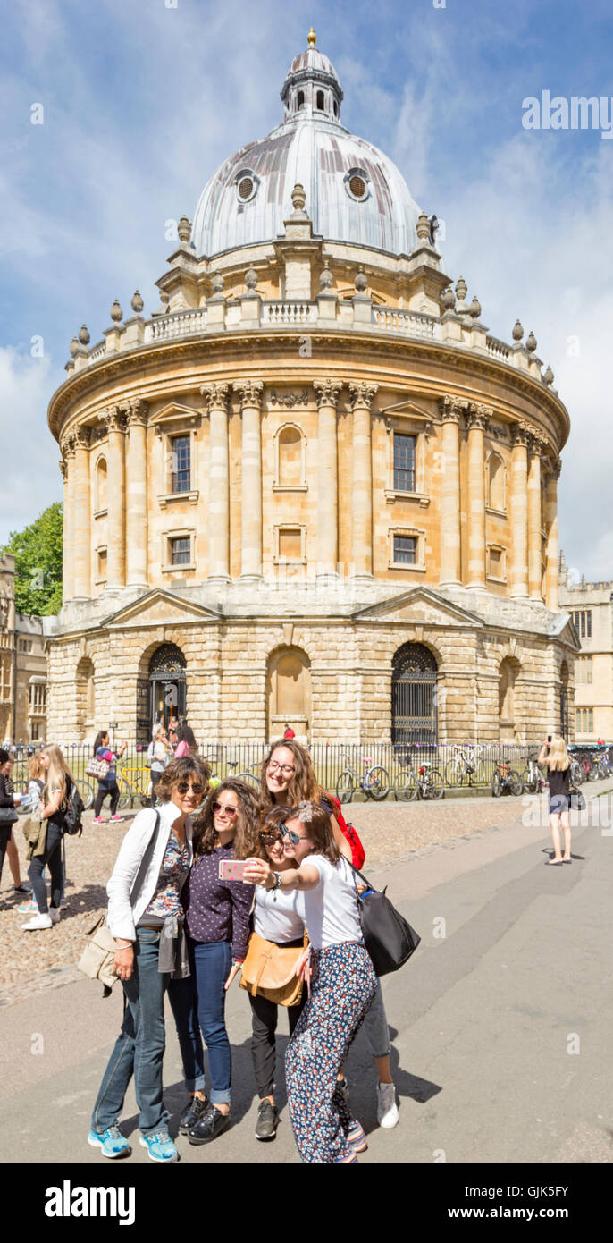 Les jeunes filles de prendre une à la Radcliffe Camera Selfies building, Oxford, Oxfordshire, England, UK Banque D'Images